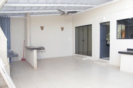 Casa de condomínio à venda com 184m², 3 quartos e 3 vagasVaranda