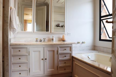 Apartamento à venda com 216m², 2 quartos e 3 vagasBanheiro da Suíte master