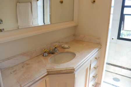 Apartamento à venda com 216m², 2 quartos e 3 vagasBanheiro da Suíte 1