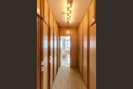 Apartamento à venda com 243m², 4 quartos e 2 vagasCloset da Suíte 1