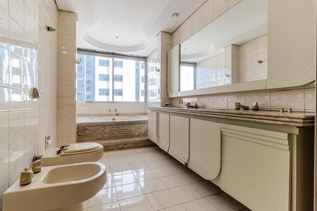 Apartamento à venda com 243m², 4 quartos e 2 vagasBanheiro da Suíte 1