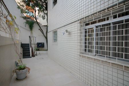Apartamento à venda com 300m², 4 quartos e 2 vagasVaranda aberta da sala