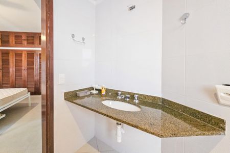 Apartamento para alugar com 236m², 3 quartos e 2 vagas Apartamento para alugar com 236m², 3 quartos e 2 vagasBanheiro da suíte