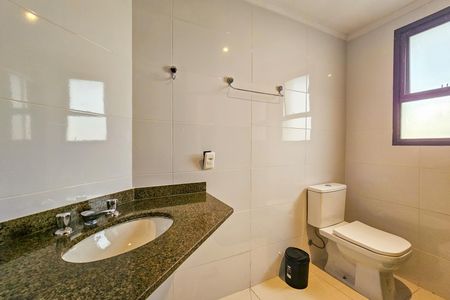 Apartamento para alugar com 236m², 3 quartos e 2 vagas Apartamento para alugar com 236m², 3 quartos e 2 vagasBanheiro da suíte