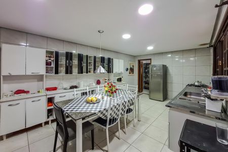 Casa à venda com 200m², 4 quartos e 1 vaga Casa à venda com 200m², 4 quartos e 1 vagaCozinha