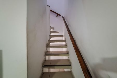 Casa à venda com 200m², 4 quartos e 1 vaga Casa à venda com 200m², 4 quartos e 1 vagaEscada