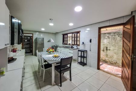 Casa à venda com 200m², 4 quartos e 1 vaga Casa à venda com 200m², 4 quartos e 1 vagaCozinha