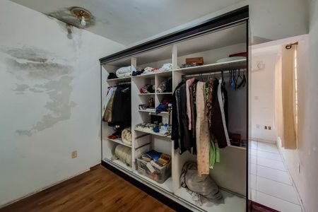 Casa à venda com 200m², 4 quartos e 1 vaga Casa à venda com 200m², 4 quartos e 1 vagaCloset Suíte