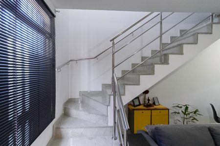 Casa de condomínio à venda com 85m², 2 quartos e 1 vaga Casa de condomínio à venda com 85m², 2 quartos e 1 vagaEscada