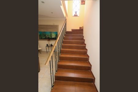 Casa à venda com 308m², 3 quartos e 4 vagas Casa à venda com 308m², 3 quartos e 4 vagasEscada