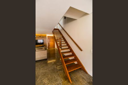 Casa de condomínio à venda com 360m², 4 quartos e 4 vagasEscada