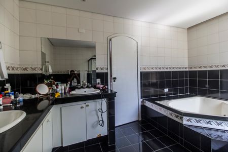 Casa de condomínio à venda com 360m², 4 quartos e 4 vagasBanheiro da Suíte 1