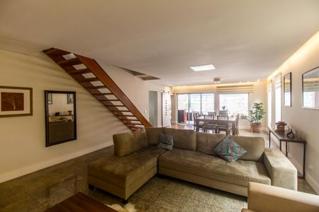 Casa de condomínio à venda com 360m², 4 quartos e 4 vagasSala de TV