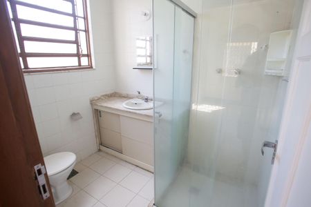 Casa à venda com 350m², 5 quartos e 6 vagasBanheiro da Suíte