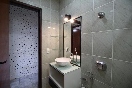 Casa de condomínio à venda com 52m², 3 quartos e 2 vagasBanheiro Social