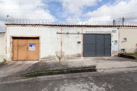 Casa à venda com 250m², 3 quartos e 3 vagas Casa à venda com 250m², 3 quartos e 3 vagasFachada