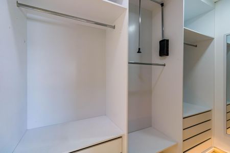 Apartamento à venda com 153m², 3 quartos e 3 vagas Apartamento à venda com 153m², 3 quartos e 3 vagasCloset da Suíte