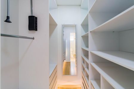 Apartamento à venda com 153m², 3 quartos e 3 vagas Apartamento à venda com 153m², 3 quartos e 3 vagasCloset da Suíte