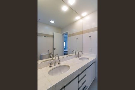 Apartamento à venda com 153m², 3 quartos e 3 vagas Apartamento à venda com 153m², 3 quartos e 3 vagasBanheiro da Suíte