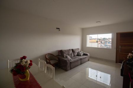 Casa à venda com 180m², 3 quartos e 3 vagas Casa à venda com 180m², 3 quartos e 3 vagasSala
