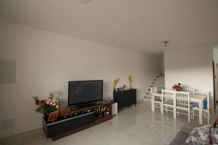 Casa à venda com 180m², 3 quartos e 3 vagas Casa à venda com 180m², 3 quartos e 3 vagasSala