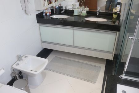 Apartamento à venda com 254m², 3 quartos e 6 vagasBanheiro da Suíte 1