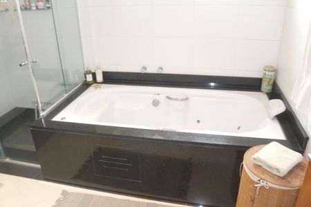 Apartamento à venda com 254m², 3 quartos e 6 vagasBanheiro da Suíte 1