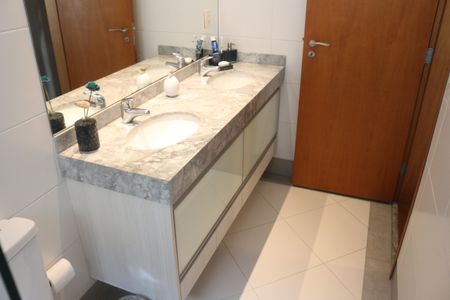 Apartamento à venda com 254m², 3 quartos e 6 vagasBanheiro da Suíte 3