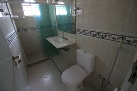 Casa de condomínio à venda com 240m², 5 quartos e 3 vagasBanheiro Social 1