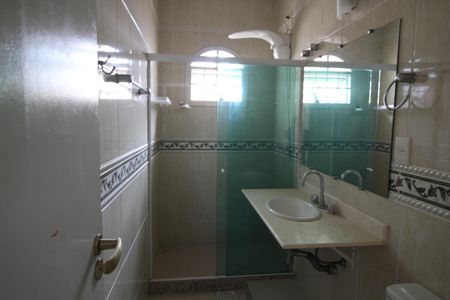 Casa de condomínio à venda com 240m², 5 quartos e 3 vagasBanheiro Social 1