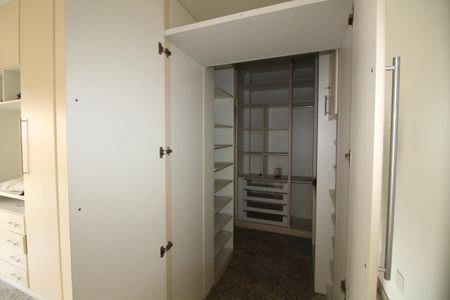 Casa de condomínio à venda com 240m², 5 quartos e 3 vagasSuíte 2