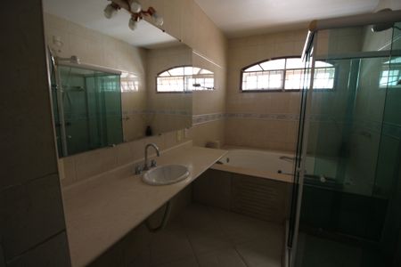 Casa de condomínio à venda com 240m², 5 quartos e 3 vagasBanheiro da Suíte 2