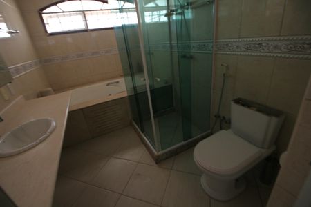 Casa de condomínio à venda com 240m², 5 quartos e 3 vagasBanheiro da Suíte 2