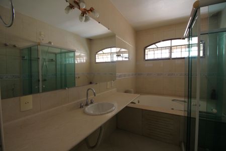 Casa de condomínio à venda com 240m², 5 quartos e 3 vagasBanheiro da Suíte 2
