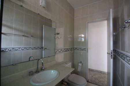 Casa de condomínio à venda com 240m², 5 quartos e 3 vagasBanheiro Social 1