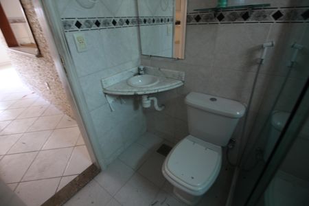 Casa de condomínio à venda com 240m², 5 quartos e 3 vagasBanheiro Social 2