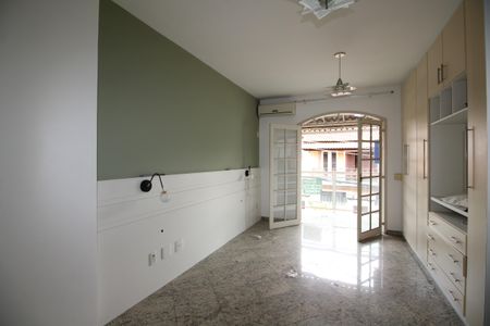 Casa de condomínio à venda com 240m², 5 quartos e 3 vagasSuíte 2