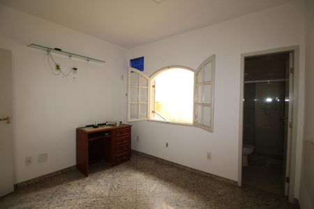 Casa de condomínio à venda com 240m², 5 quartos e 3 vagasSuíte