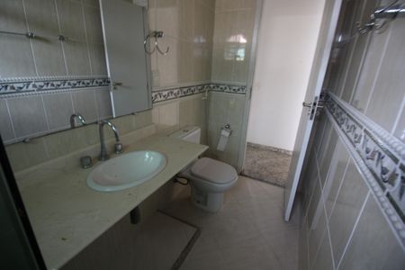 Casa de condomínio à venda com 240m², 5 quartos e 3 vagasBanheiro Social 1