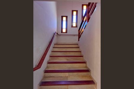 Casa para alugar com 248m², 5 quartos e 1 vaga Casa para alugar com 248m², 5 quartos e 1 vagaEscada