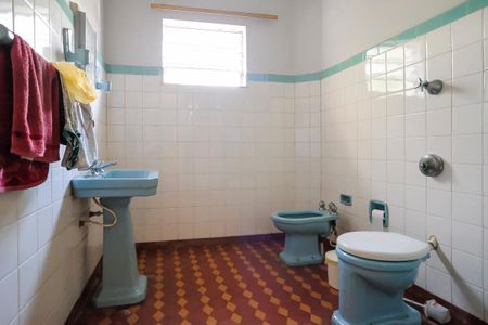 Casa à venda com 250m², 6 quartos e 2 vagasBanheiro 2