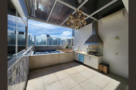 Apartamento à venda com 300m², 3 quartos e 4 vagasVaranda - Piscina