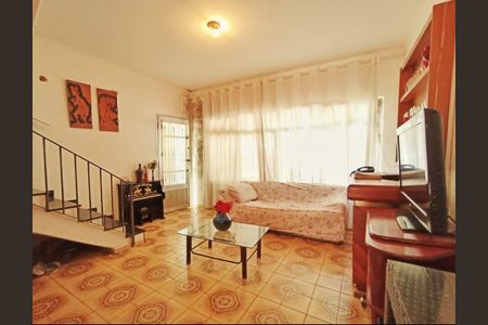 Casa à venda com 100m², 2 quartos e 2 vagas Casa à venda com 100m², 2 quartos e 2 vagasSala