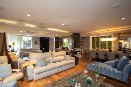 Casa à venda com 650m², 5 quartos e 5 vagasSala