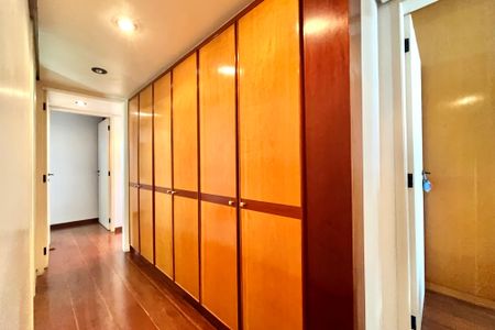 Apartamento à venda com 171m², 4 quartos e 3 vagasCorredor