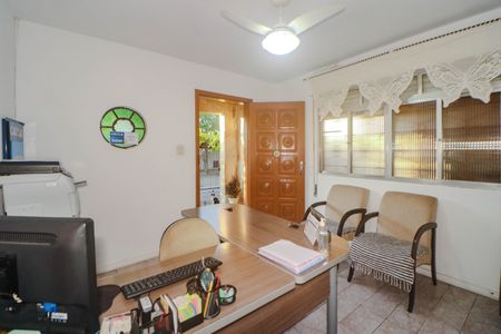 Casa à venda com 150m², 3 quartos e 4 vagas Casa à venda com 150m², 3 quartos e 4 vagasEscritório