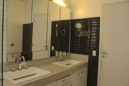 Apartamento à venda com 253m², 3 quartos e 2 vagasBanheiro da Suíte