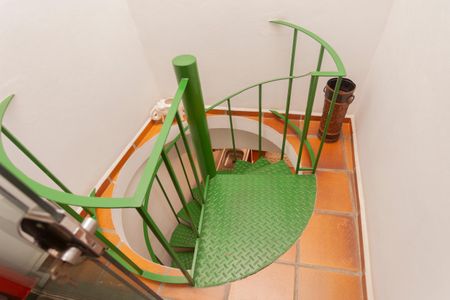 Casa de condomínio à venda com 250m², 4 quartos e 4 vagasEscada