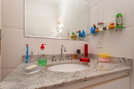 Casa de condomínio à venda com 250m², 4 quartos e 4 vagasBanheiro 2