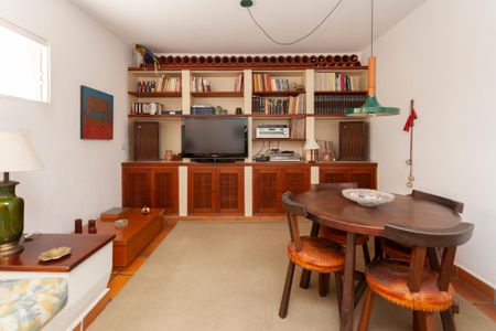 Casa de condomínio à venda com 250m², 4 quartos e 4 vagasSala de TV